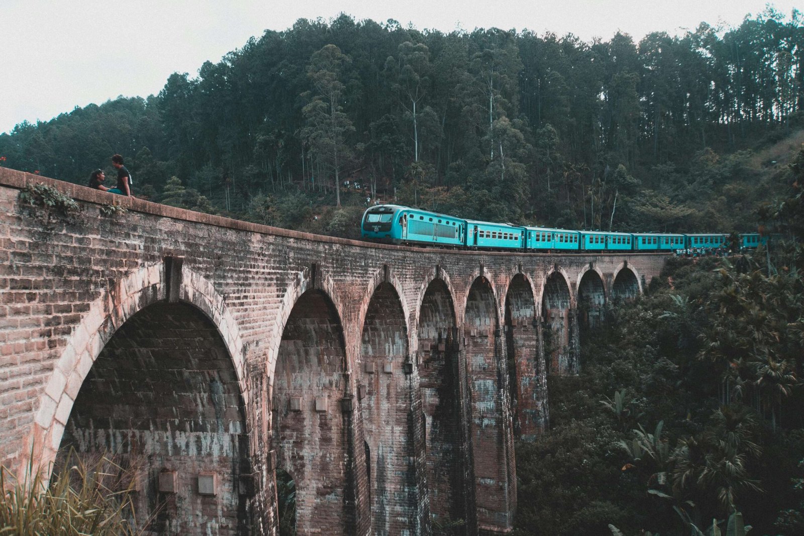 Train crossing the Nine Arch Bridge, Ella